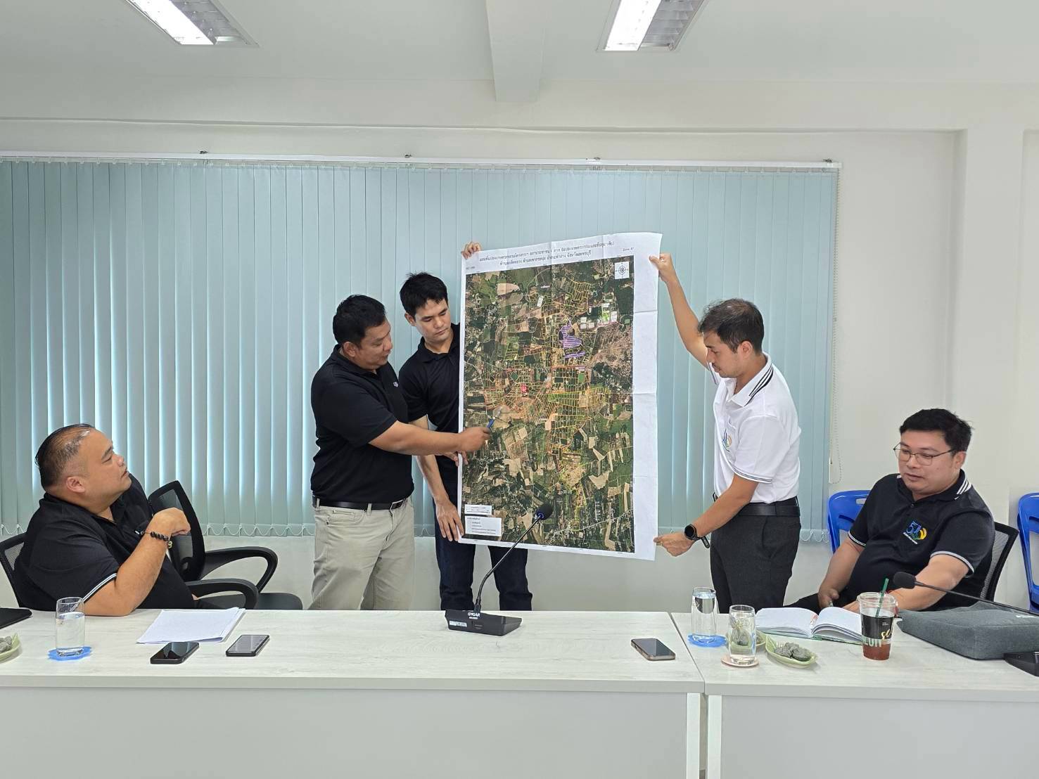 title - ปฏิรูปที่ดินจังหวัดเพชรบุรี พร้อมด้วย เจ้าหน้าที่ ส.ป.ก.เพชรบุรี ประชุมสรุปผลการติดตามแนวทางการแก้ไขปัญหาโครงการแก้ไขปัญหาที่ดินทำกินของเกษตรกรสภาประชาชน 4 ภาค ร่วมกับเจ้าหน้าที่ 3 สำนักของสำนักงานการปฏิรูปที่ดินเพื่ือเกษตรกรรม ได้แก่ สำนักกฎหมาย สำนักจัดการปฏิรูปที่ดิน และสำนักจัดการแผนที่และสารบบที่ดิน